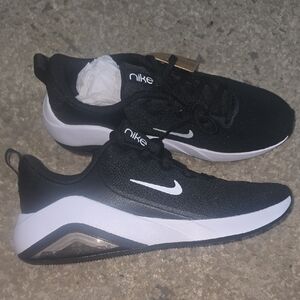Nike Black and White Athletic Shoes with Air Max Cushioning